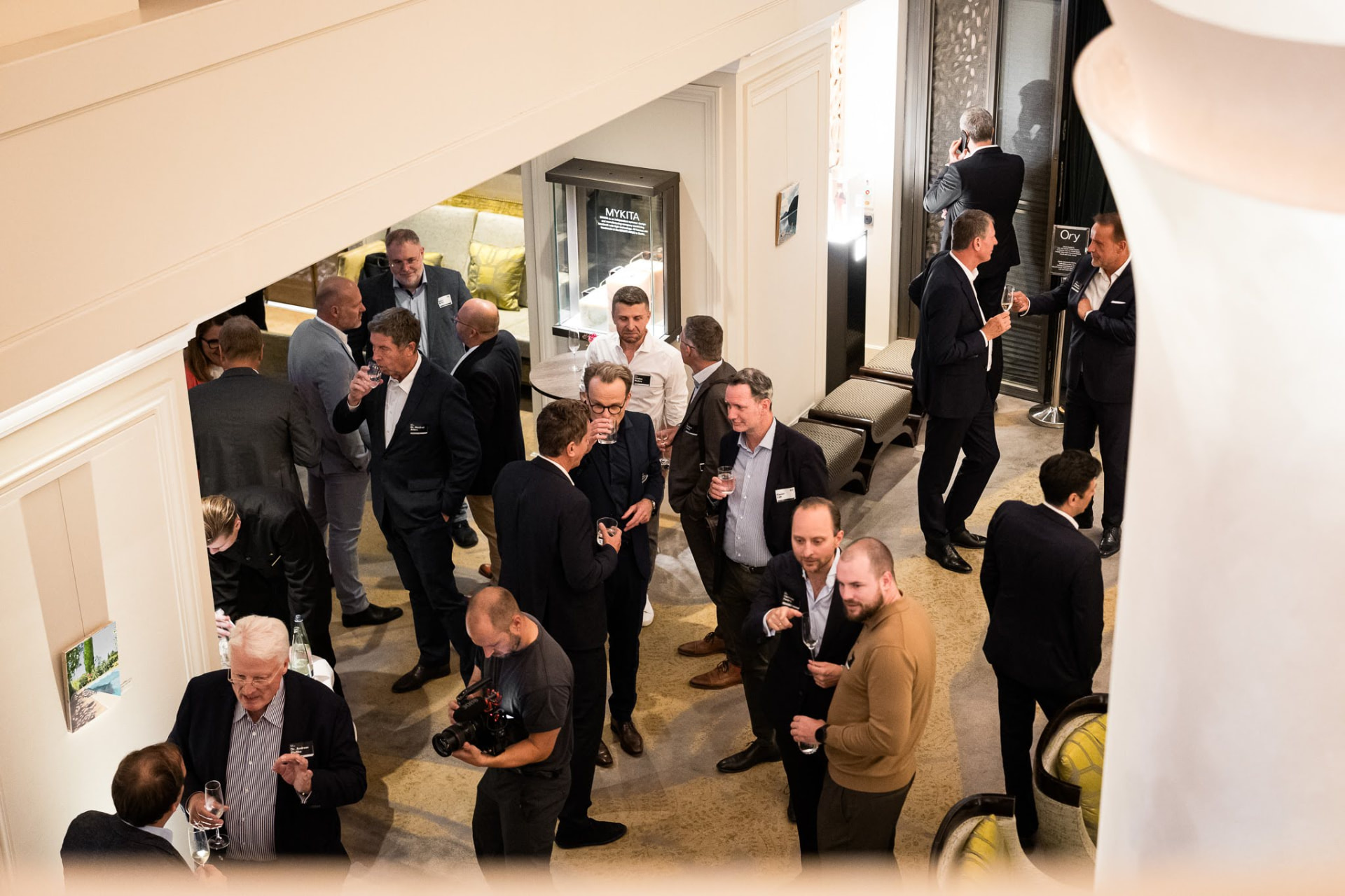 Blick von oben auf den Empfang in der Lobby vor dem CEO-Dinner