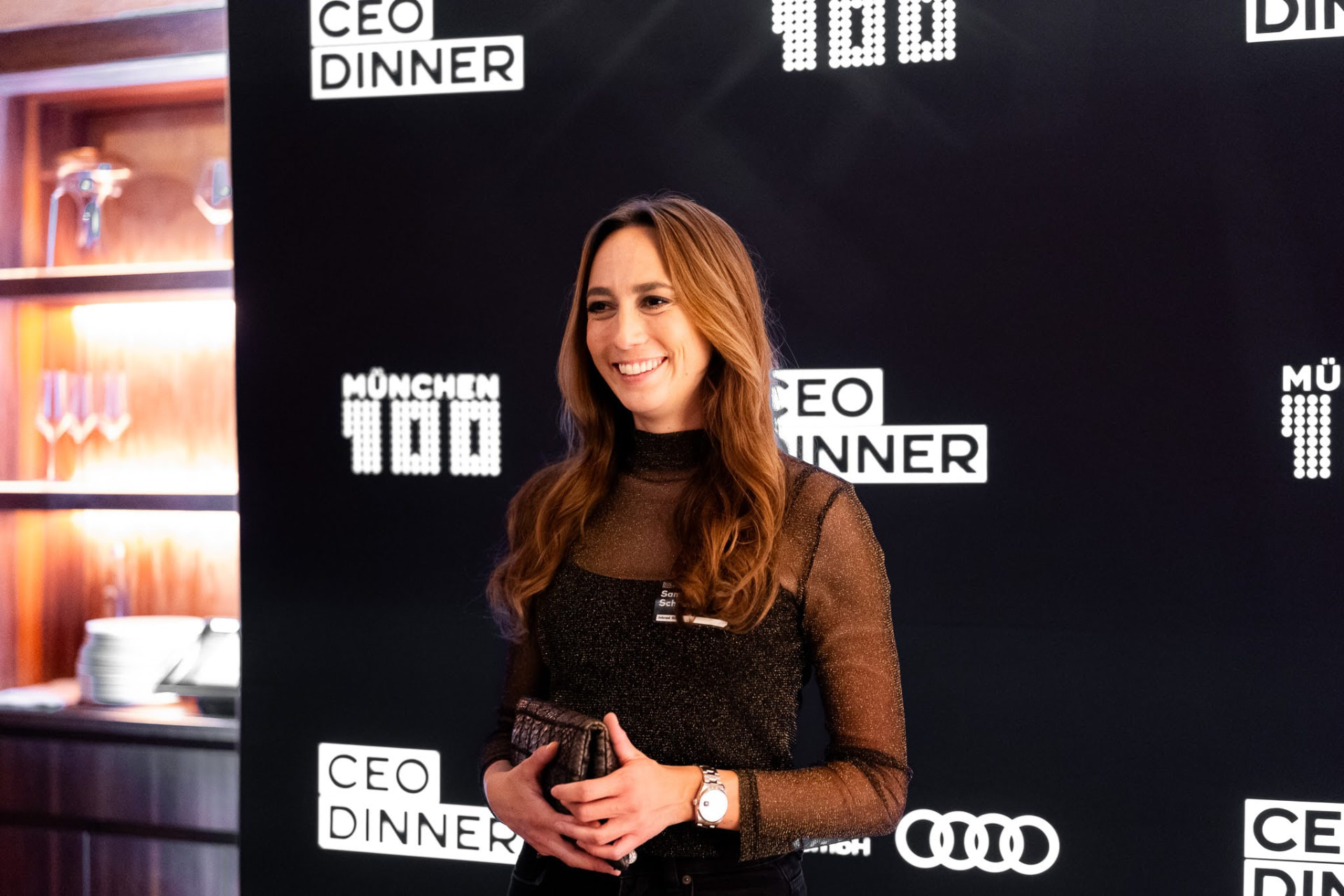 Gast vor der München100 CEO-Dinner Fotowand